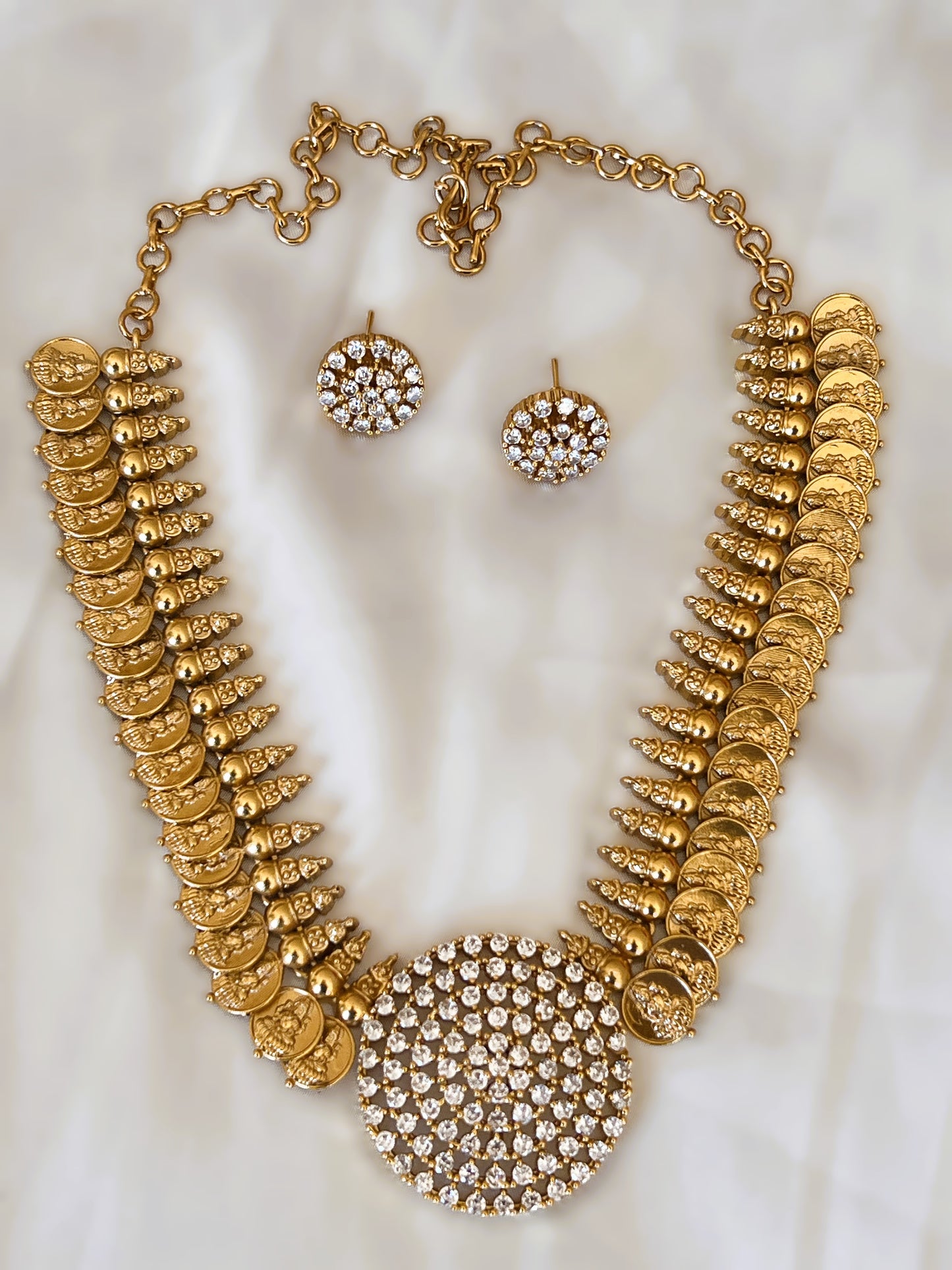 White Pendant Goddess Choker Set