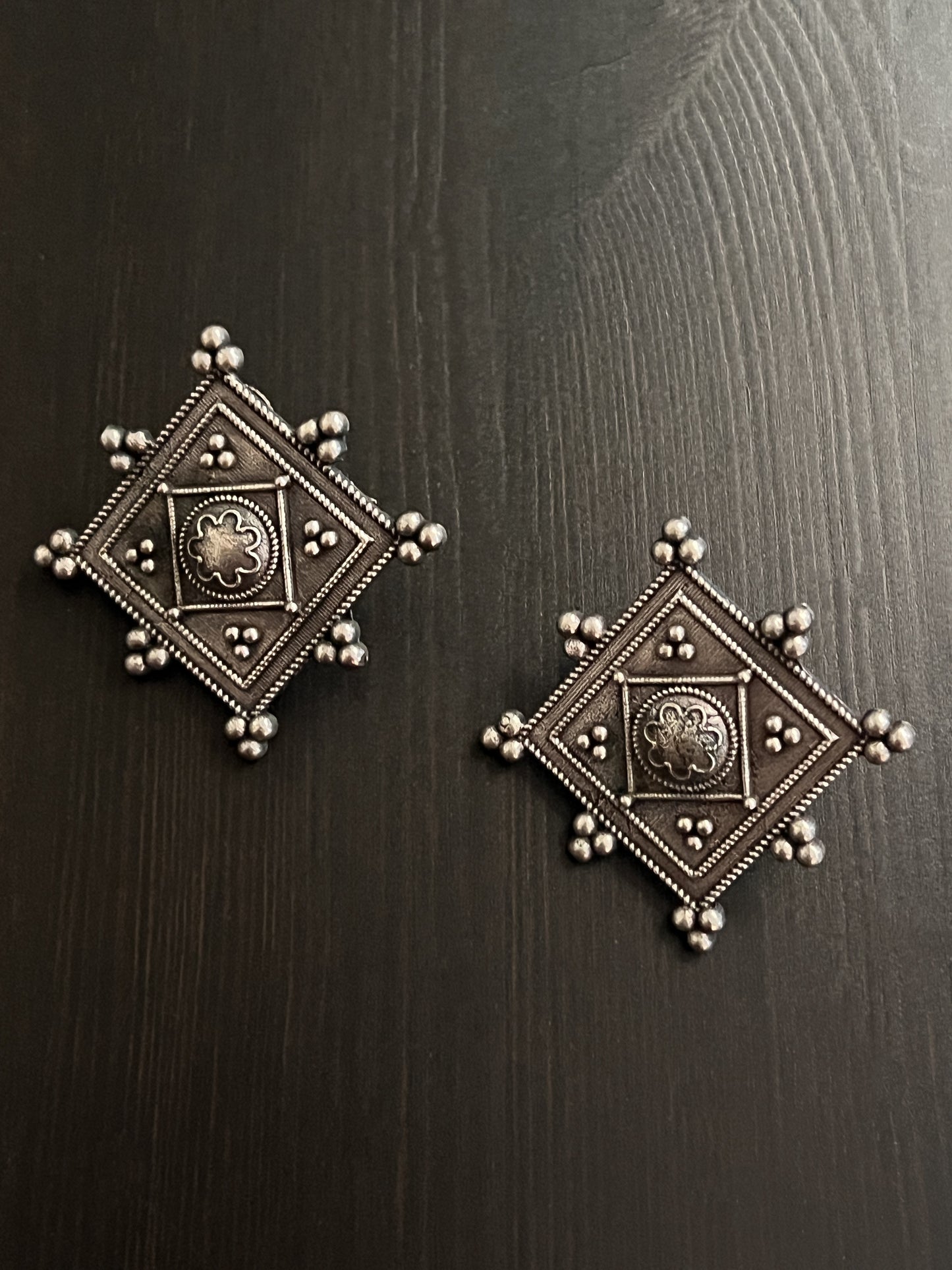 Contemporary Stud